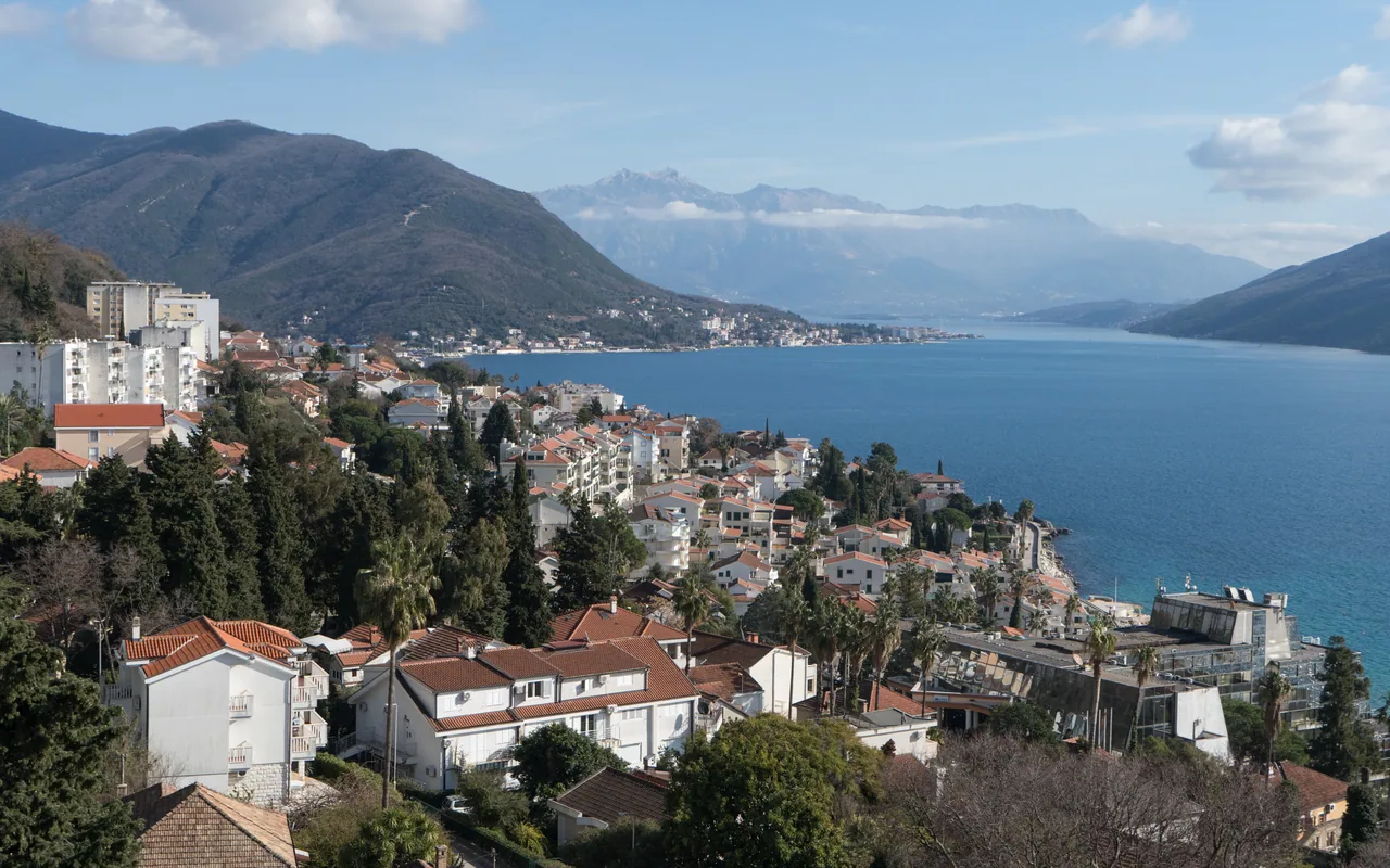 Dächer von Herceg Novi und die westliche Bucht