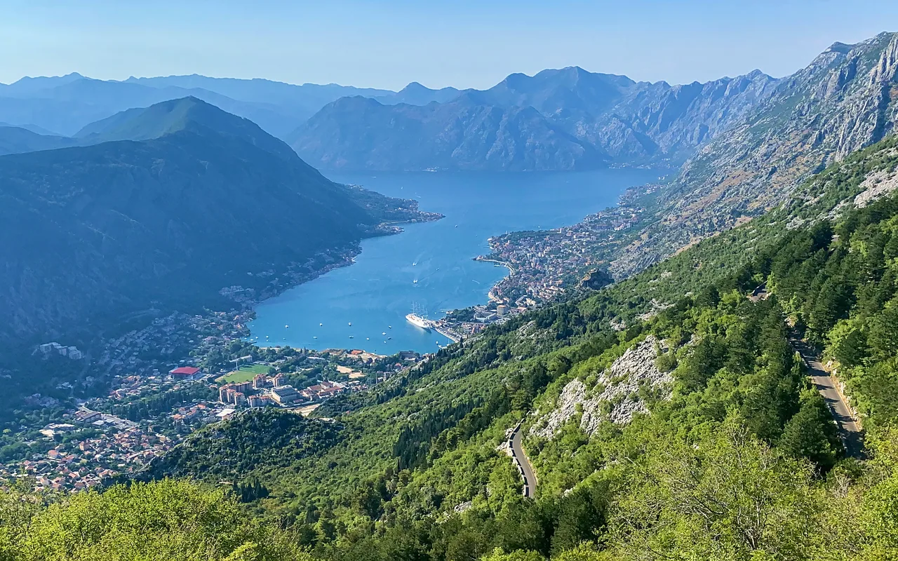 Blick vom Hang auf Kotor und die innere Bucht