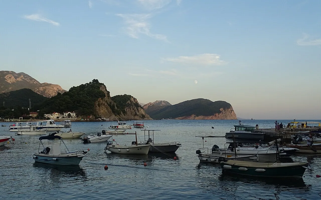 Kleine Boote im Hafen von Petrovac na Moru