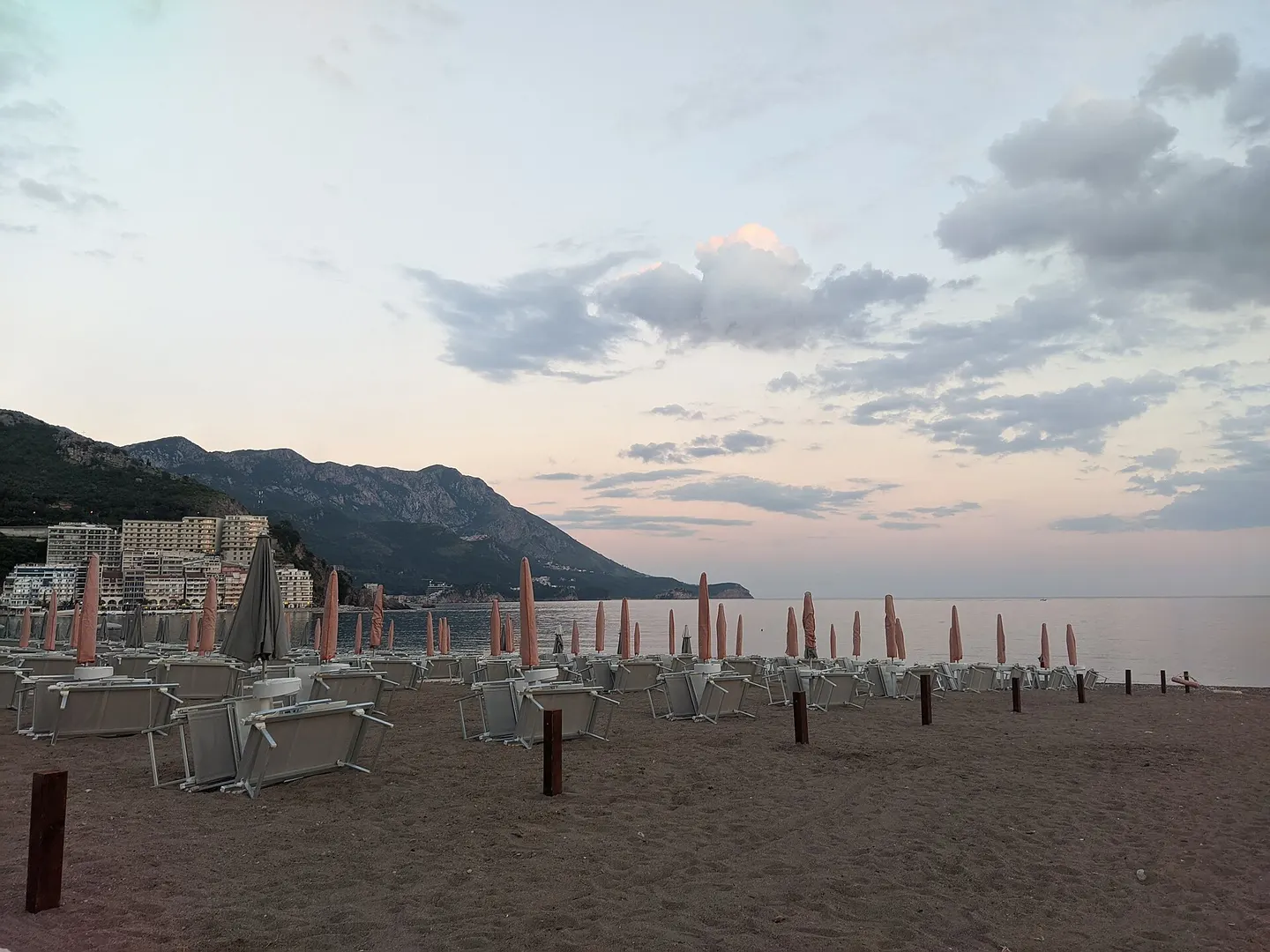 Strand von Bečići bei Sonnenuntergang vor den Bergen