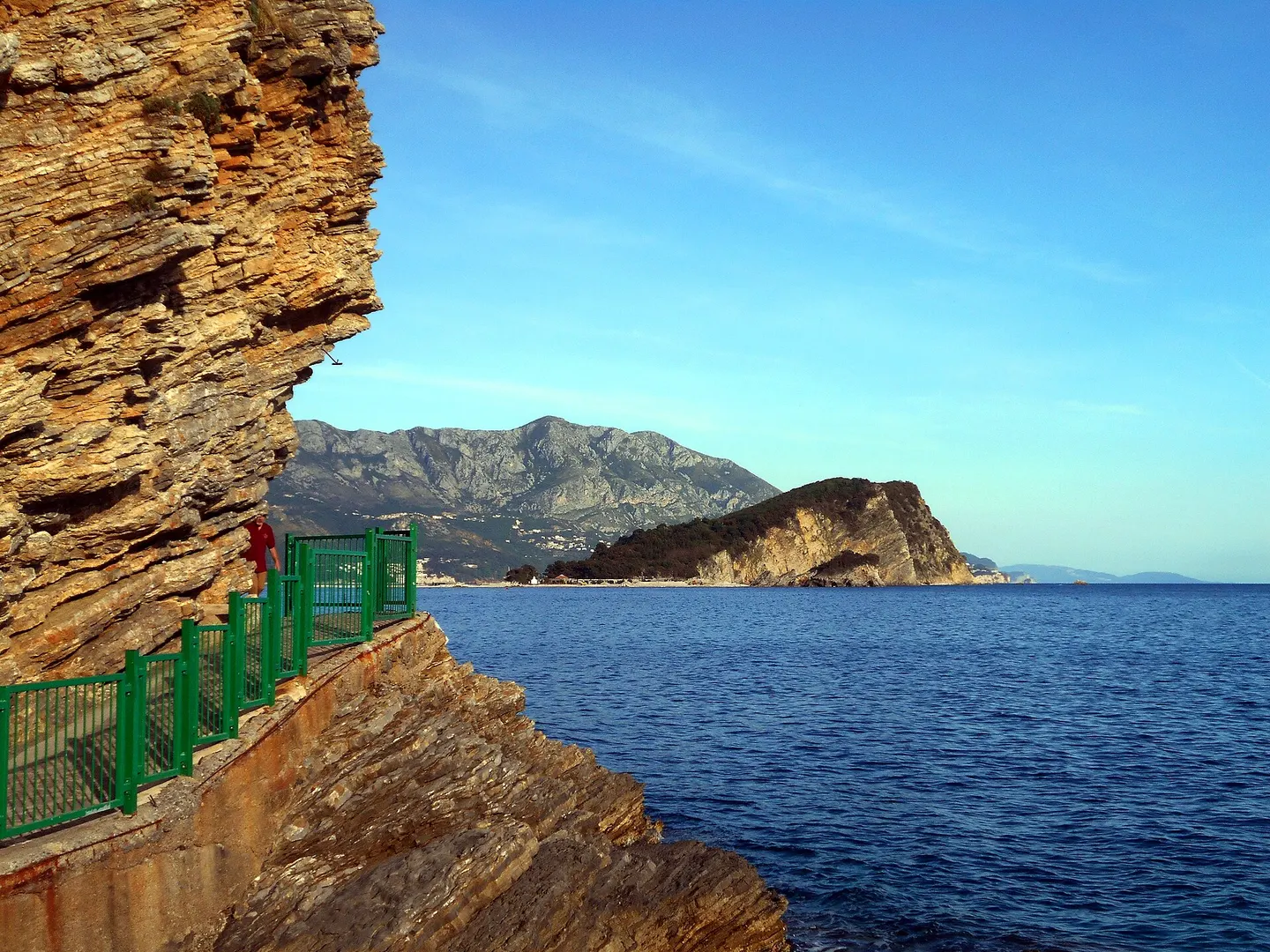 Felsiger Küstenweg zum Strand Mogren in Budva