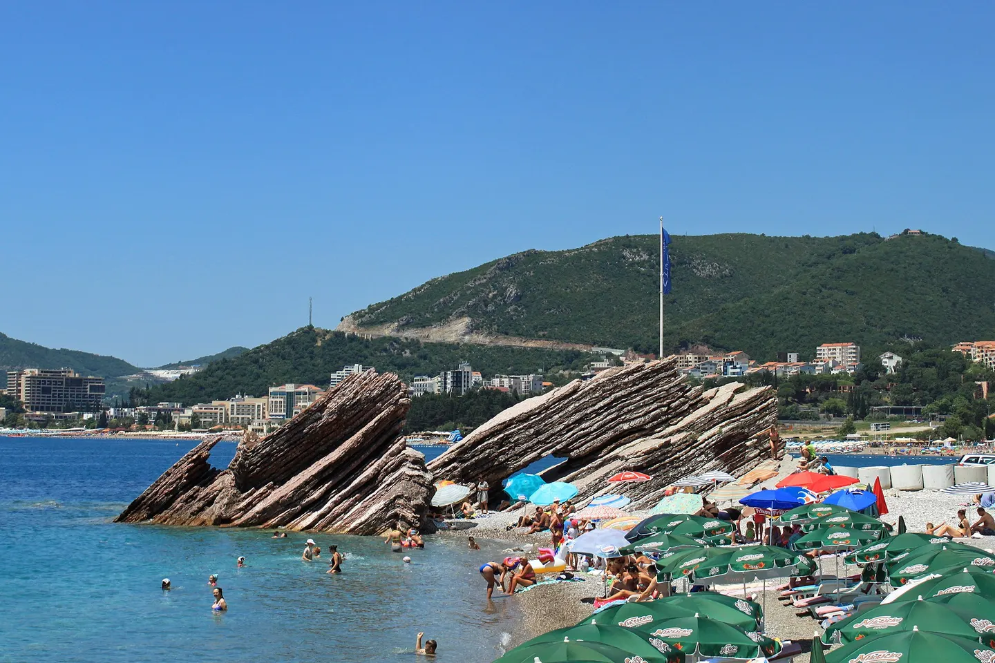 Badende an der Küste von Rafailovići