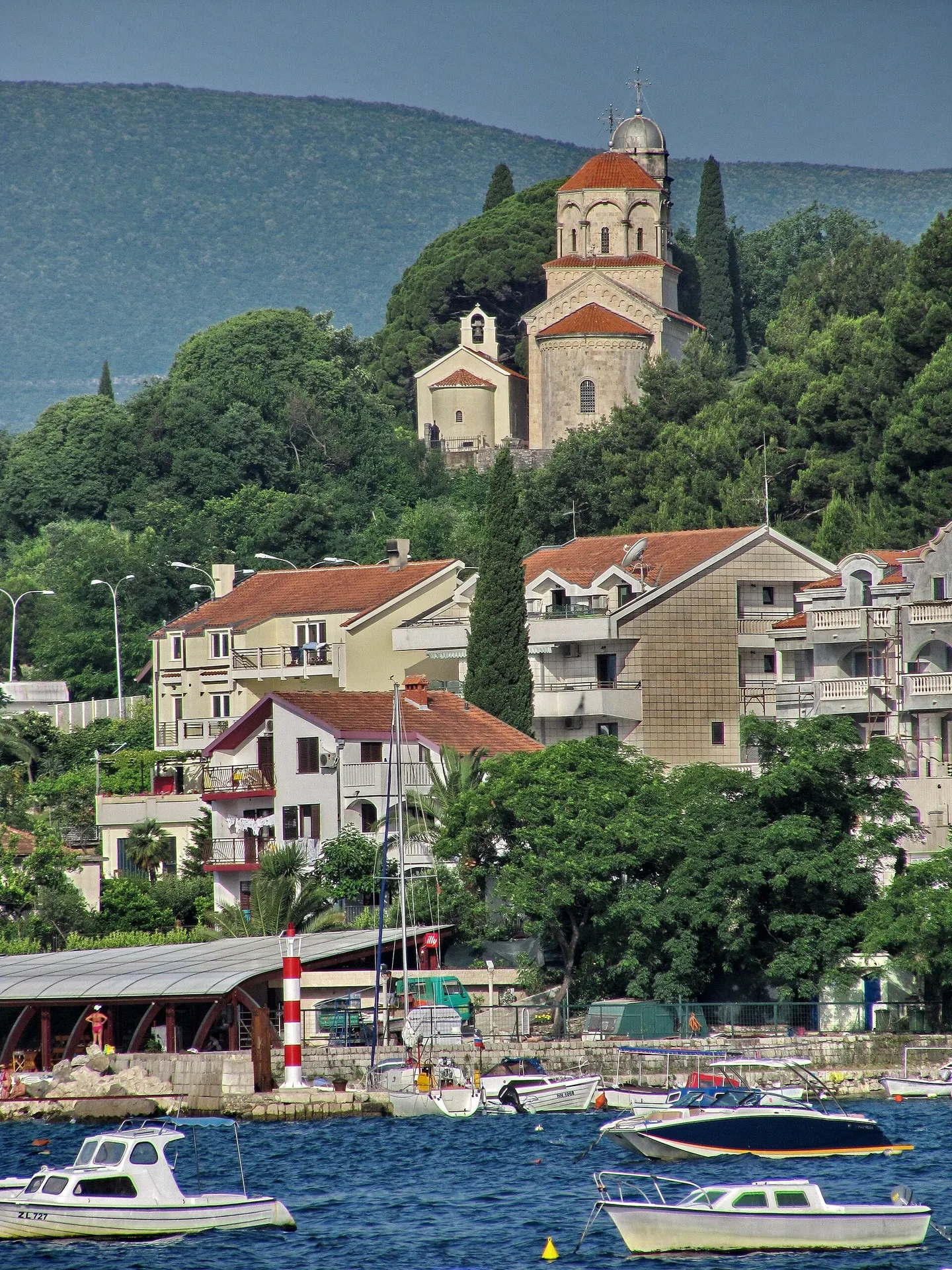 Waterfront buildings and boats at Meljine on the western bay