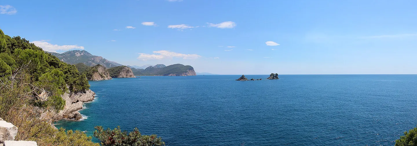 Panorama der Bucht von Petrovac mit Strand und Inselchen