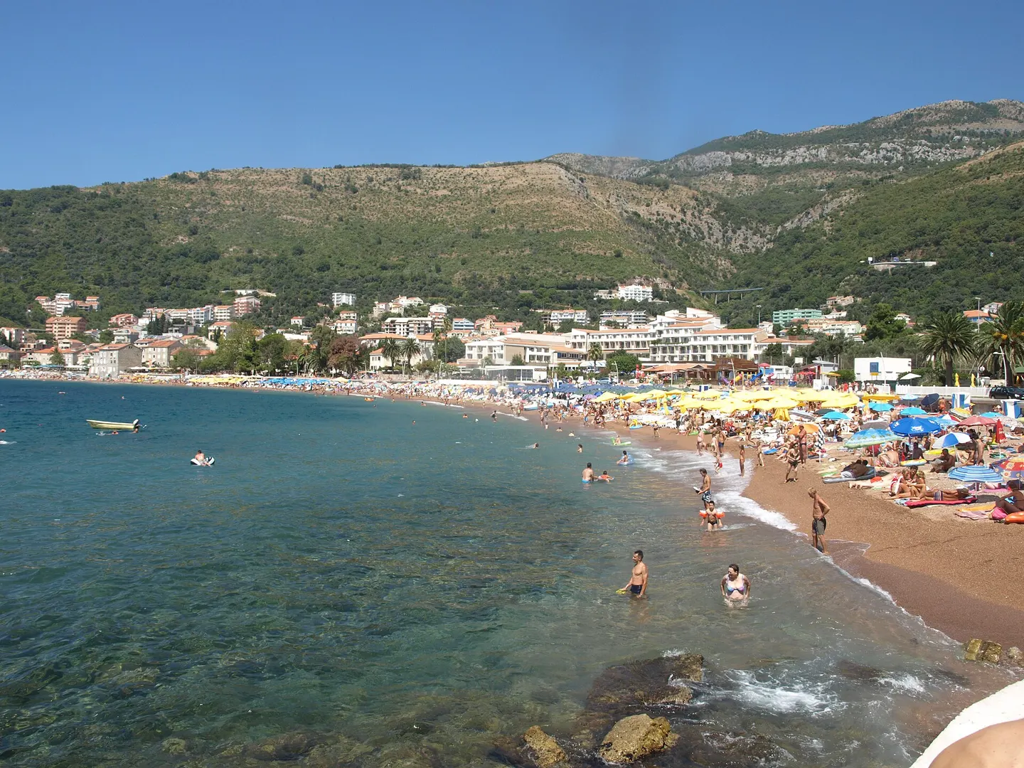 Menschen am Stadtstrand von Petrovac na Moru