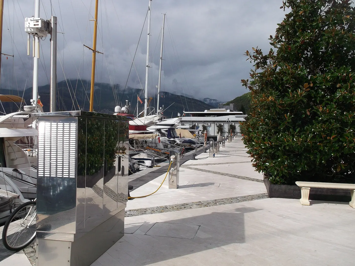 Uferweg und Boote in Seljanovo bei Tivat
