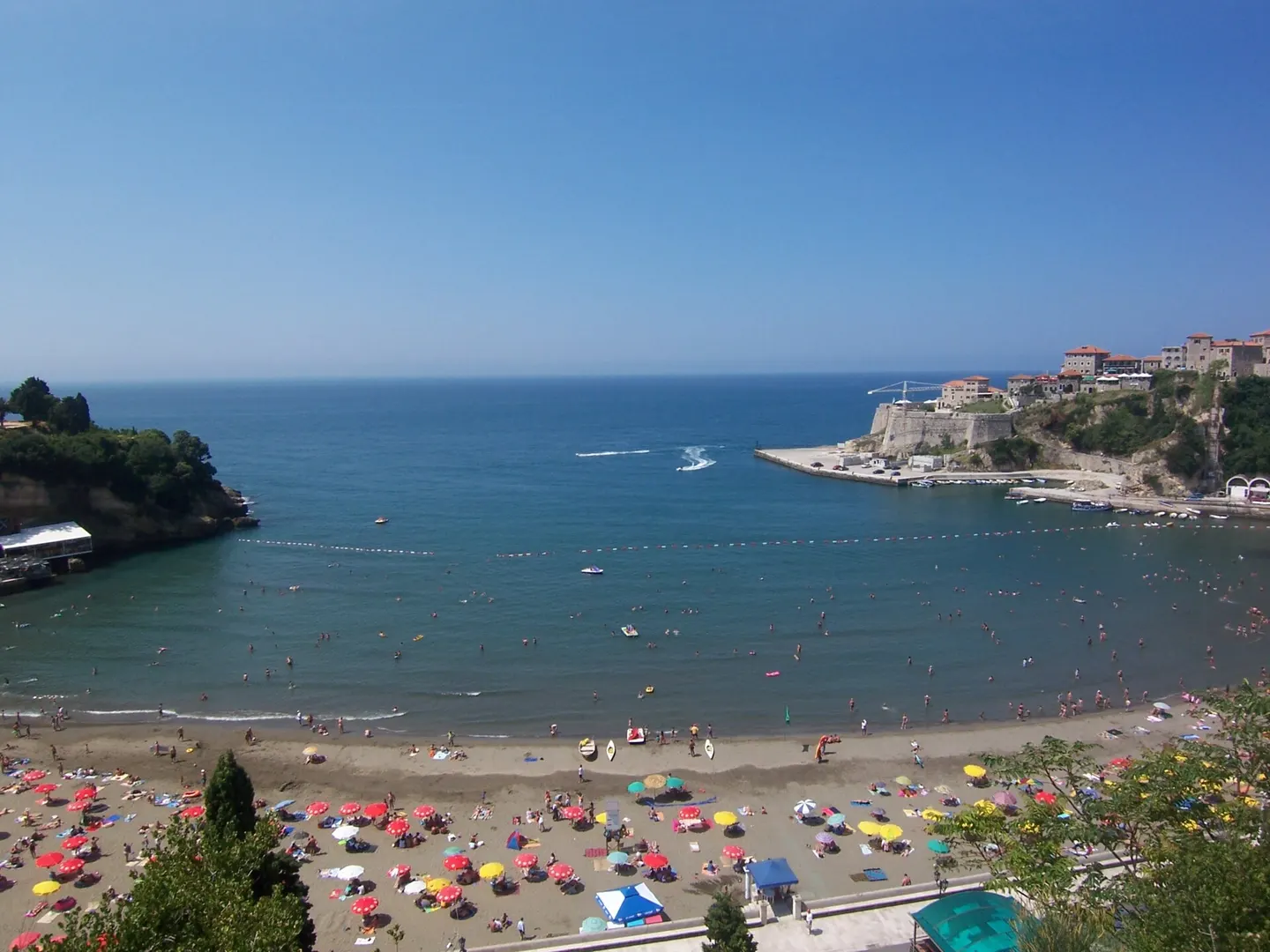 Mala plaža ispod zgrada u Ulcinju