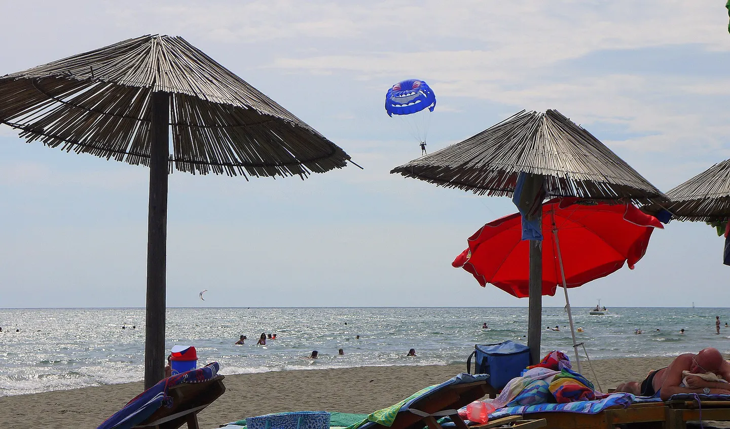 Suncobrani na peščanom delu Velike plaže