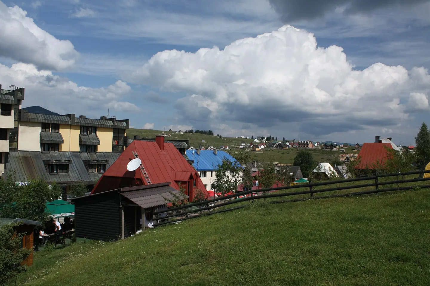 Häuser und offener Himmel im Zentrum von Žabljak